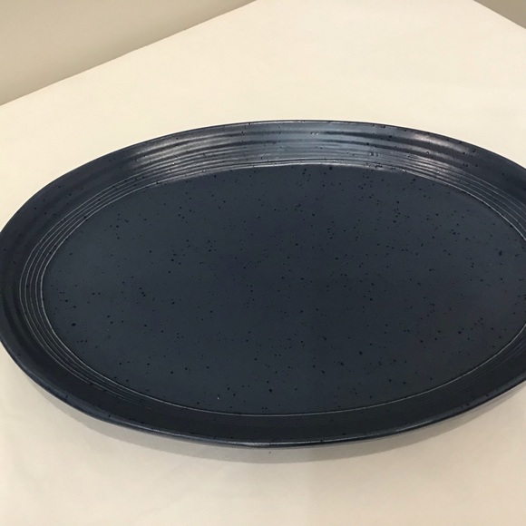 π€ Bee & Willow 14β Oval Stoneware Serving Platter β Navy Blue β’ Like New! π€ - Picture 3 of 3